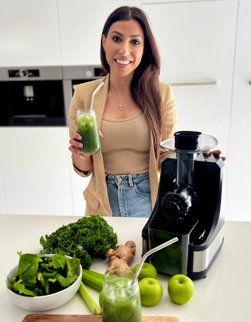 https://www.froothie.co.nz/cdn/shop/products/optimum-mamma-mia-pasta-maker-juicer-shredder-mincer-all-in-one-lifestyle-image-green-juice-not-a-chef-diary-2-800-1024_1280x.jpg?v=1703598244